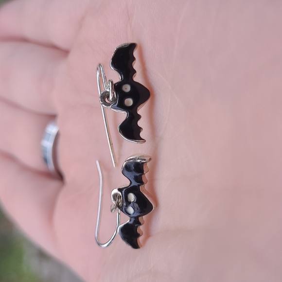🍂3/$10 🦇 The Cutest Bitty Bat Earrings! Silvertone & Black Enamel Dangles - Picture 3 of 10